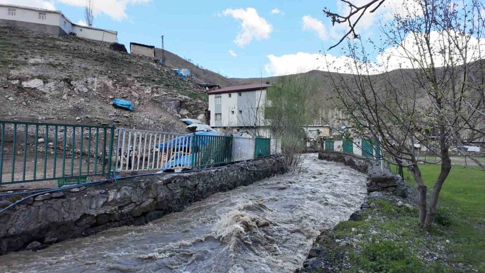 Şırnak’ta Ev Ve Ahırlar Sular Altında Kaldı
