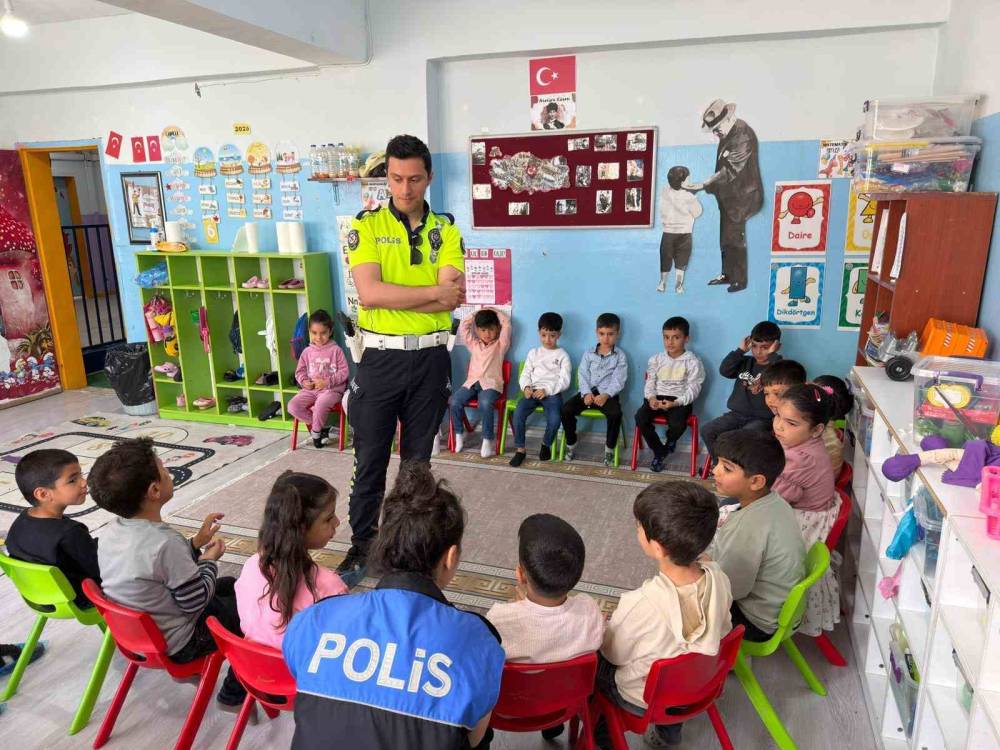 Cizre’de Geleceğin Sürücüleri Kuralları Polis Amcalarından Öğrendi