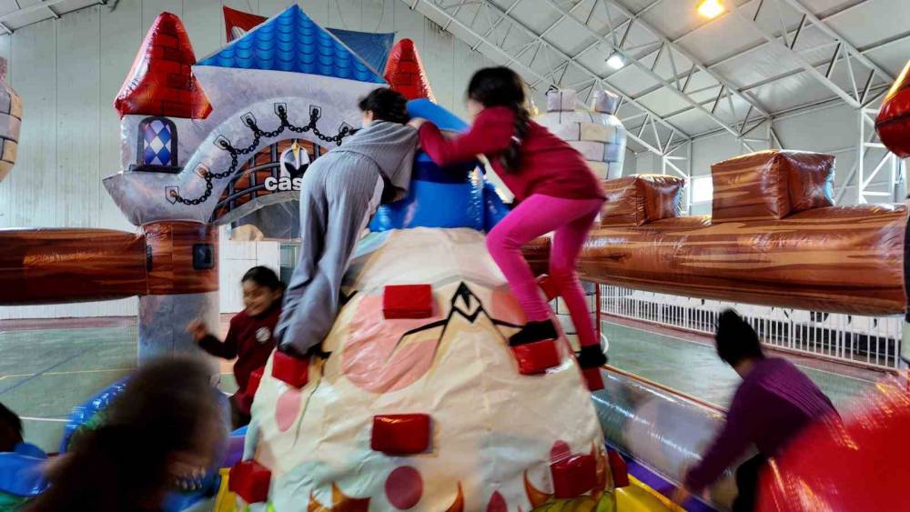 Köy Çocukları İçin Şişme Oyun Parkı Kuruldu