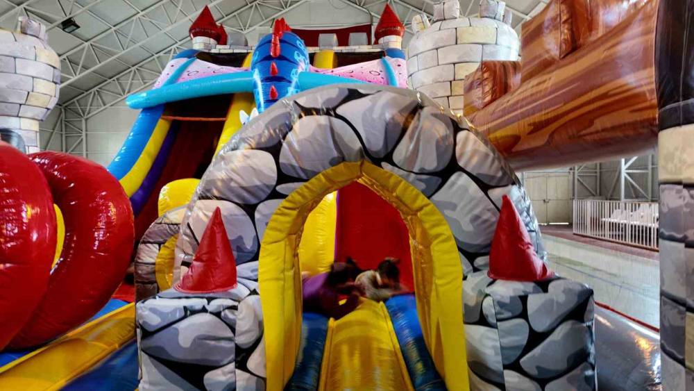 Köy Çocukları İçin Şişme Oyun Parkı Kuruldu