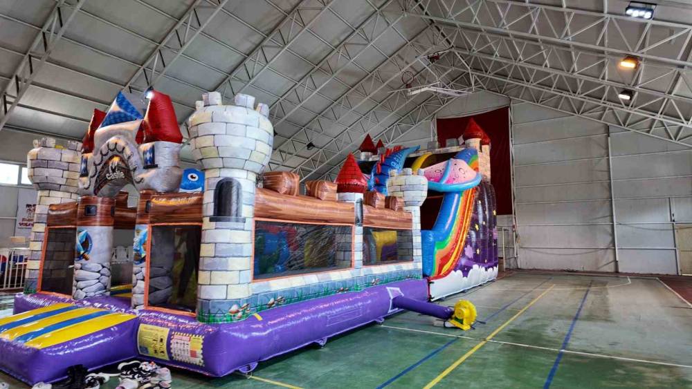 Köy Çocukları İçin Şişme Oyun Parkı Kuruldu
