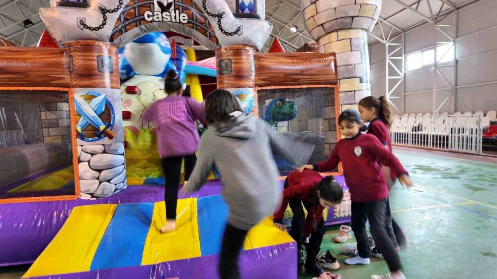 Köy Çocukları İçin Şişme Oyun Parkı Kuruldu