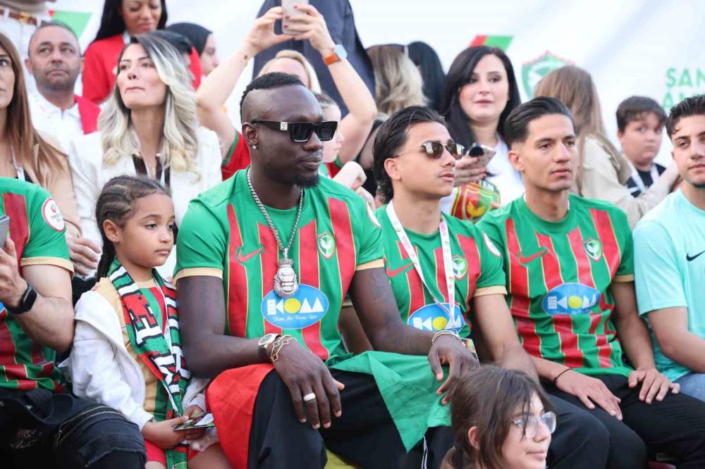 Amed Sportif Faaliyetler Kupayı Kaldırarak Şampiyonluğu Kutladı