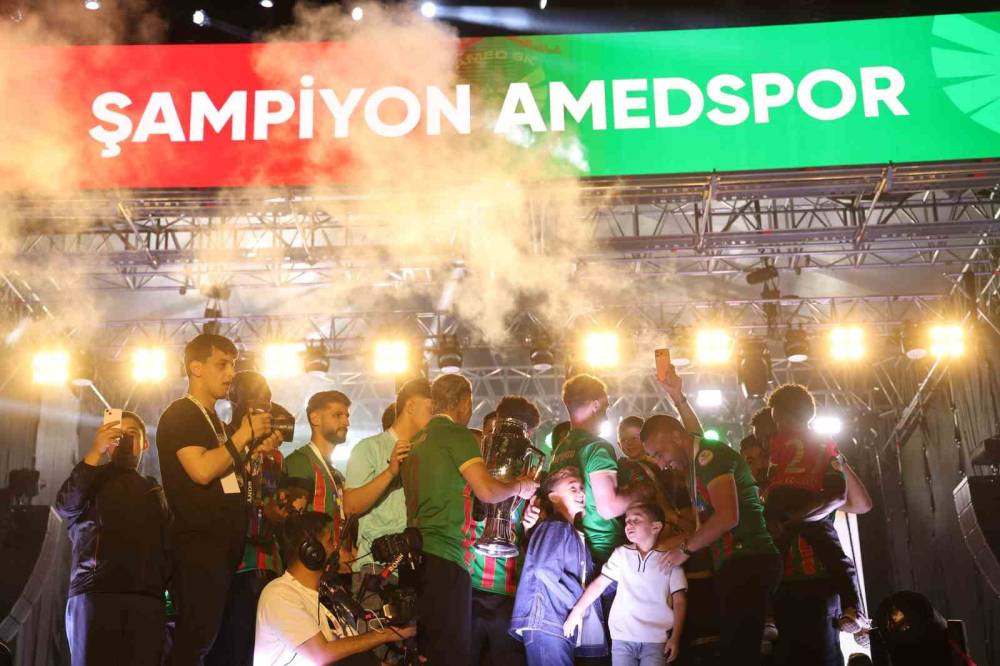 Amed Sportif Faaliyetler Kupayı Kaldırarak Şampiyonluğu Kutladı
