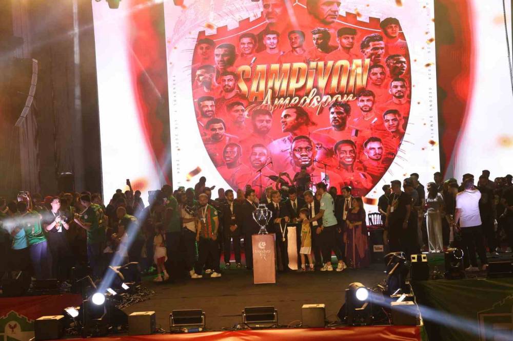 Amed Sportif Faaliyetler Kupayı Kaldırarak Şampiyonluğu Kutladı