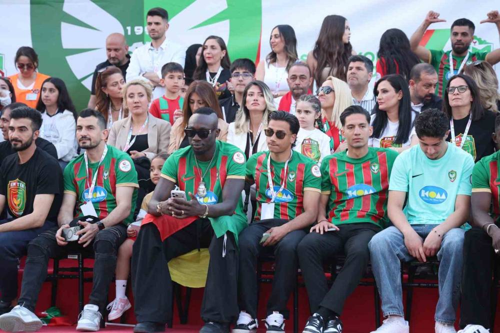 Amed Sportif Faaliyetler Kupayı Kaldırarak Şampiyonluğu Kutladı