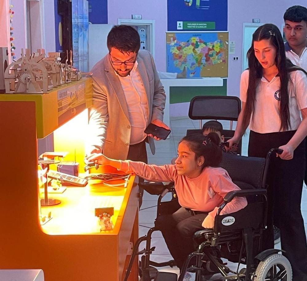 Cizre’de Engelli Öğrencilerin Evdeki Eğitimi, Bilim Ve Sevgiyle Sokağa Taşındı