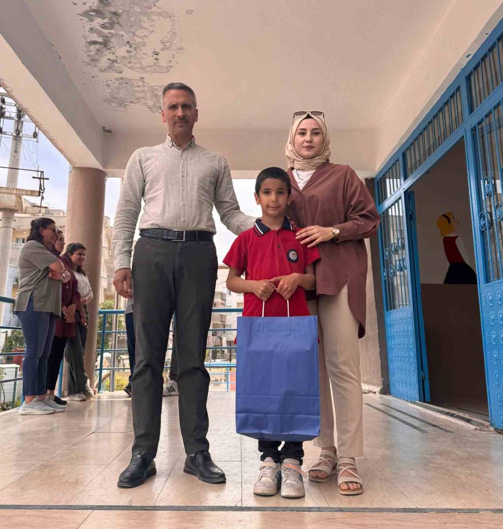Minik Emre’nin İstiklal Marşı Okunurken Hazır Ol Duruşuna Geçtiği Anlar Kameraya Yansıdı