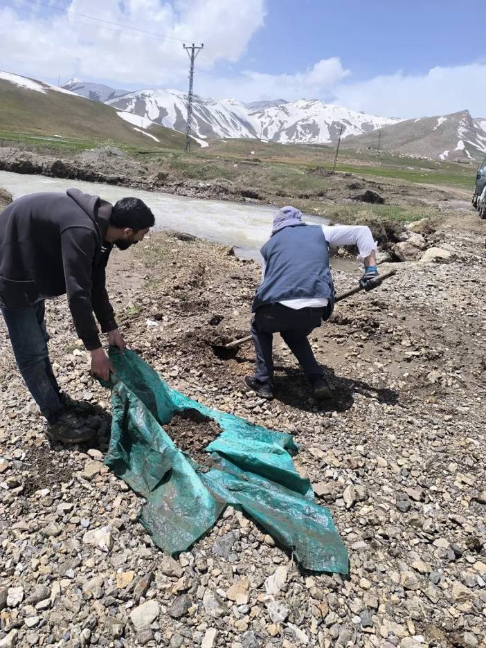 besicilerden-farasin-yaylasi-yolu-icin-beton-ve-asfalt-cagrisisirnakin-beytussebap-ilcesine.jpg