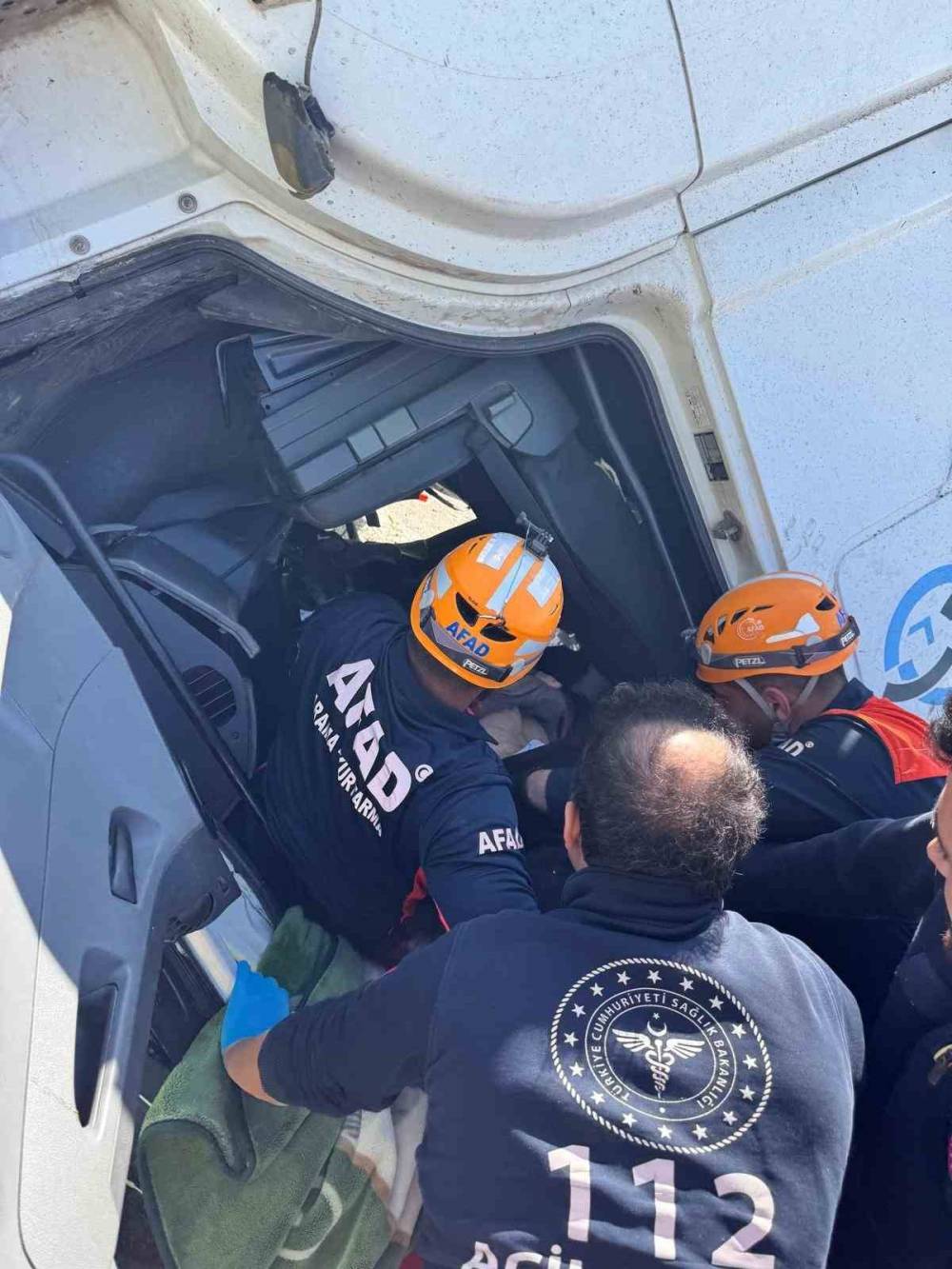 Batman’da Kaza Yapan Tır Ortalığı Savaş Alanına Çevirdi
