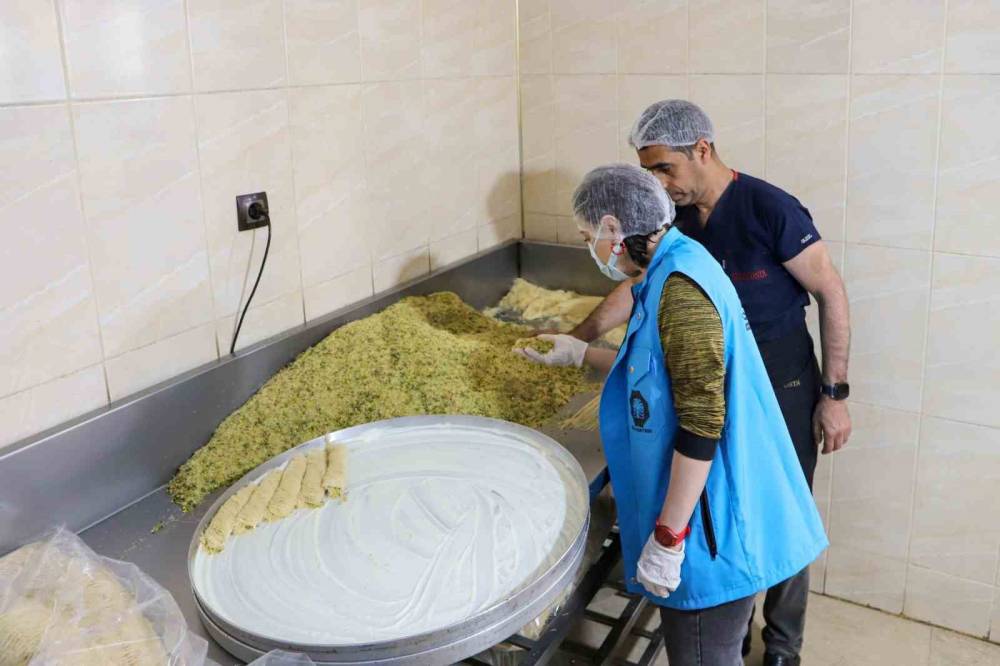 Diyarbakır’da Bayram Öncesi Tatlı, Şekerleme Ve Marketlere Gıda Denetimi