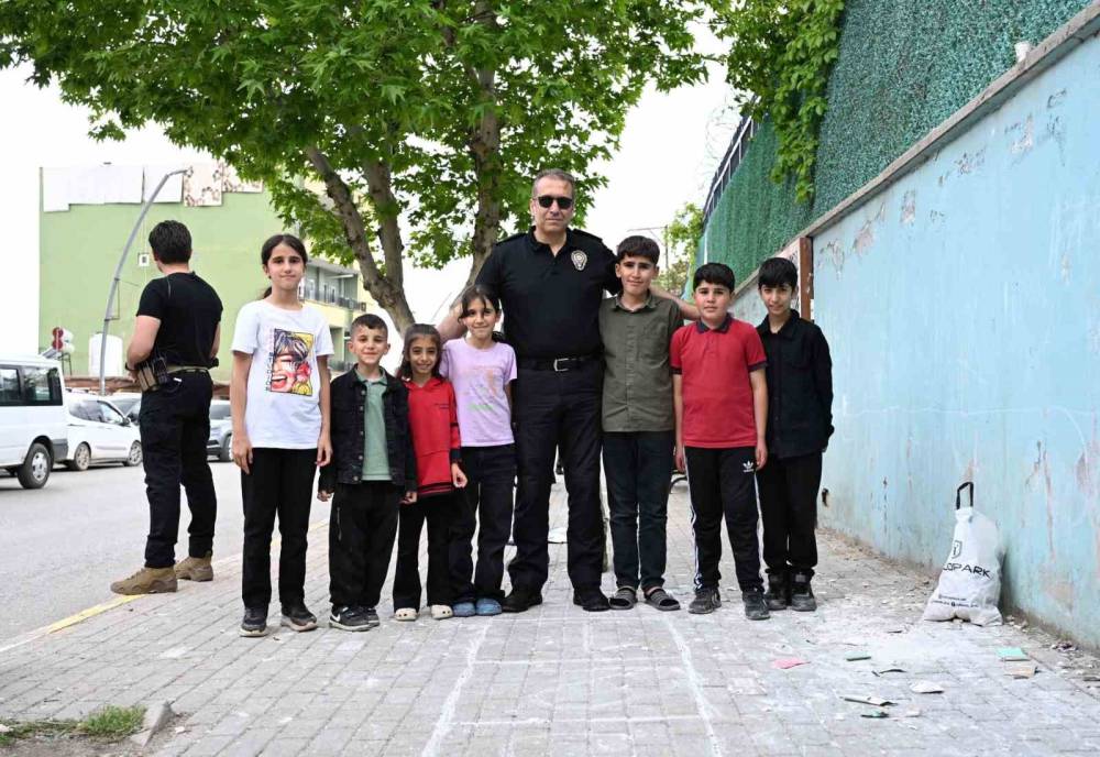 Emniyet Müdürü Sazak, Şırnak Sokaklarında Çocuklarla Sek Sek Oynadı