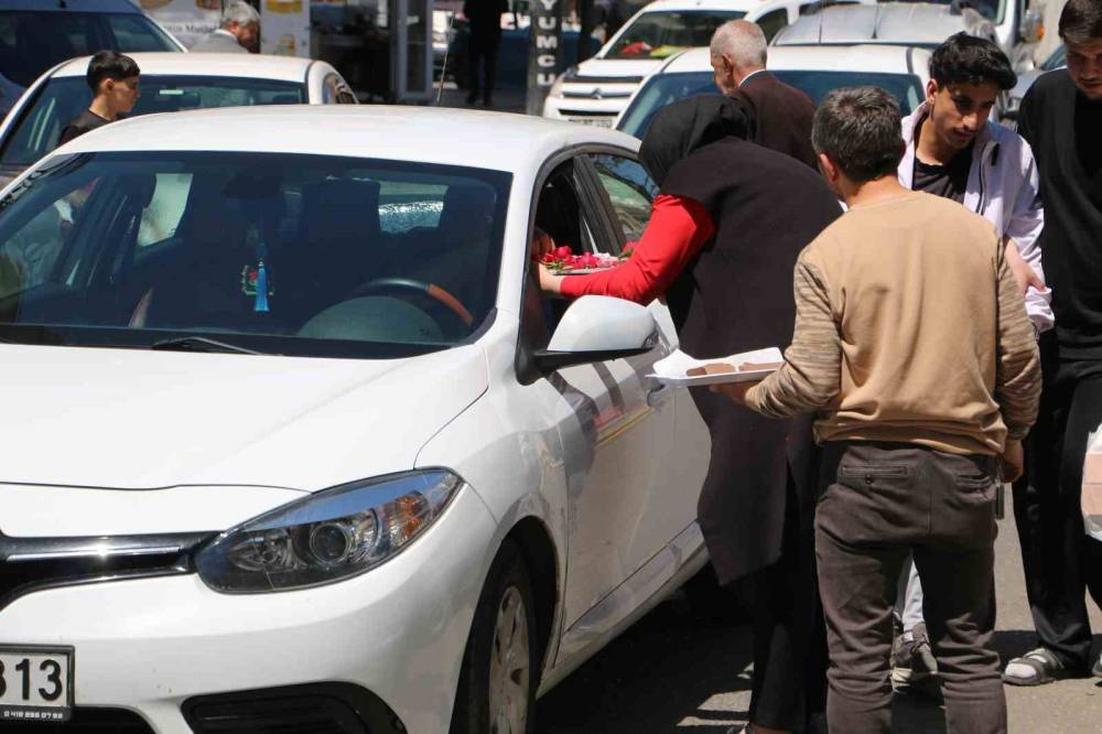 Diyarbakır’da Bayram Dayanışması Sokaklara Taştı