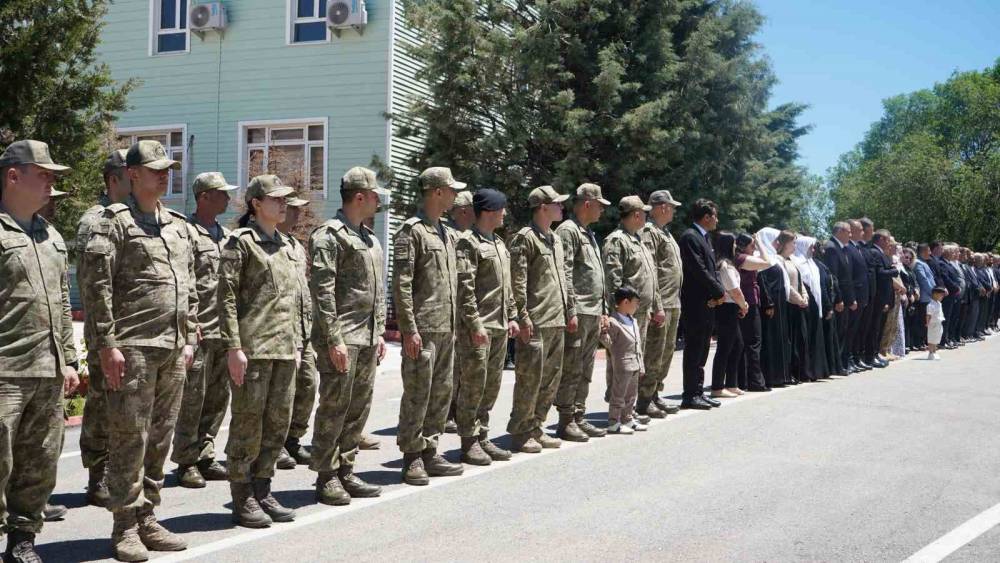 Vali Ekici Mehmetçik'le Bayramlaşma Töreninde Konuştu: "Dünyanın En Yiğit Ordusuna Sahibiz"