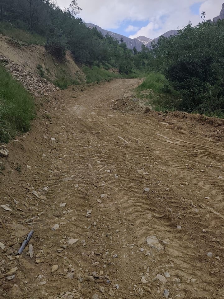 belediye-ekiplerimiz-tarafindan-yayla-yolumuzun-bongi-hawoya-kadar-olan-kisminda-yol-acma-calis-1.jpg