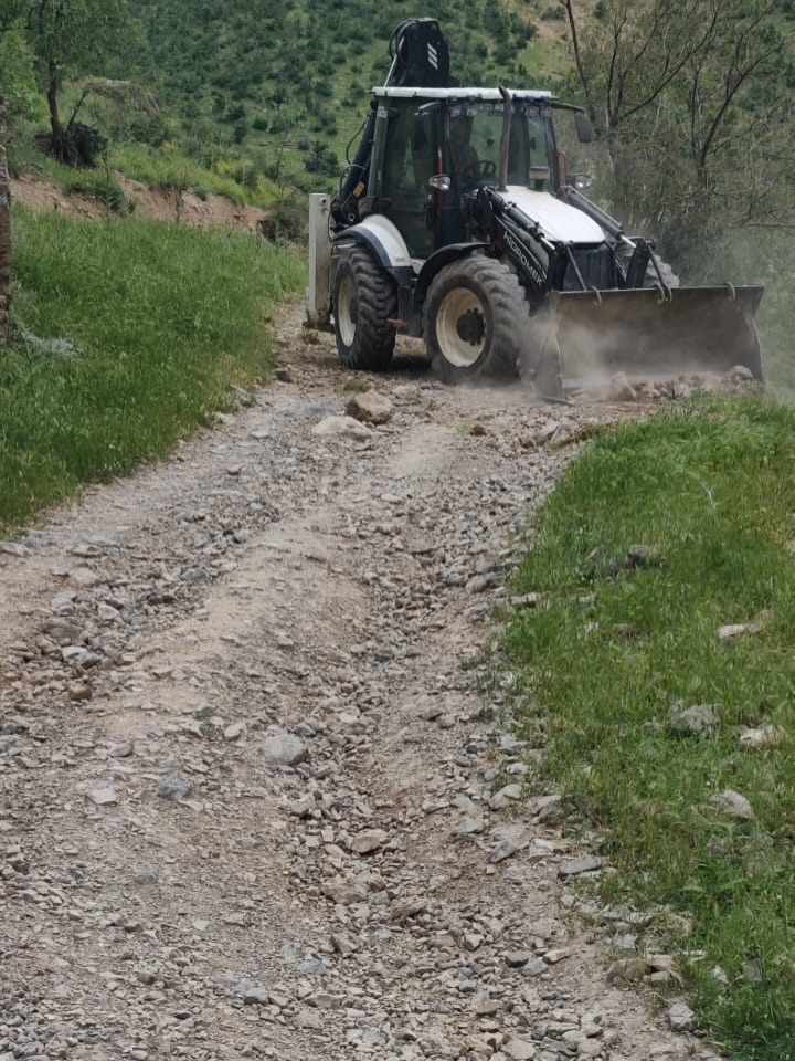 belediye-ekiplerimiz-tarafindan-yayla-yolumuzun-bongi-hawoya-kadar-olan-kisminda-yol-acma-calis-2.jpg