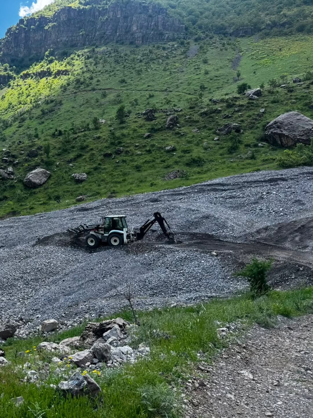 belediye-ekiplerimiz-tarafindan-yayla-yolumuzun-bongi-hawoya-kadar-olan-kisminda-yol-acma-calis.jpg