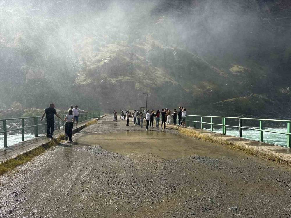 Karakaya Barajı’ndaki Su Tahliyesi Vatandaşların Seyirlik Manzarası Oldu