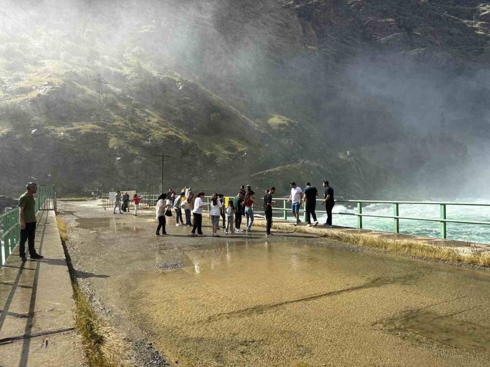 Karakaya Barajı’ndaki Su Tahliyesi Vatandaşların Seyirlik Manzarası Oldu