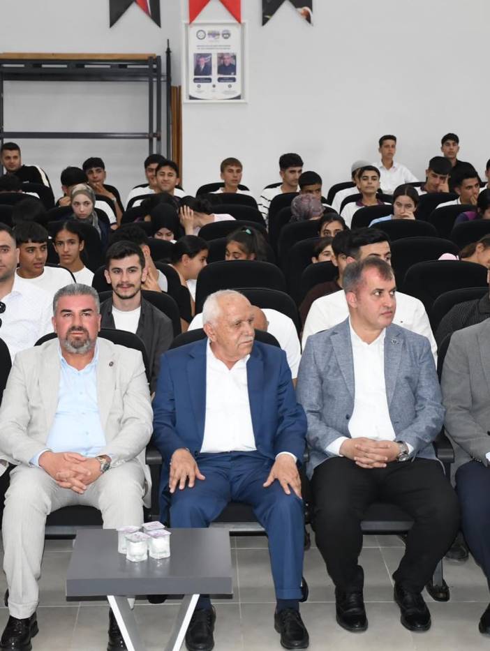 modern-savaslarin-golgesinde-hz-peygamberin-savas-ahlaki-paneli-yogun-katilimla-gerceklestir-2.jpg