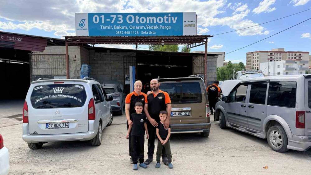 Şırnak'ta Yemek Bırakmak İçin Kocasının Araç Tamir Atölyesine Geldi, Motor Ustası Oldu