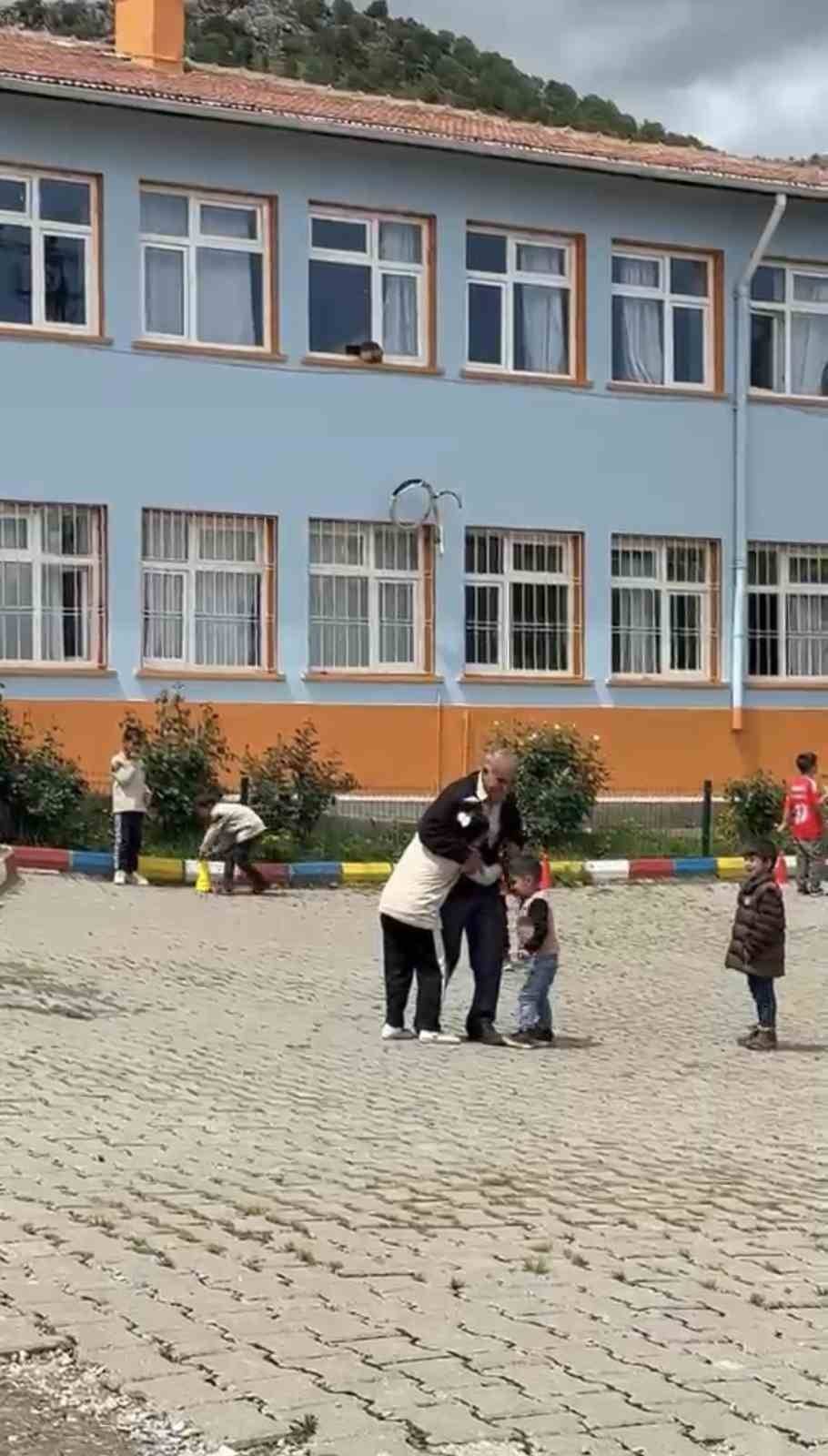 Diyarbakır’da Dede İle Torunun Gülümseten Sevgisi