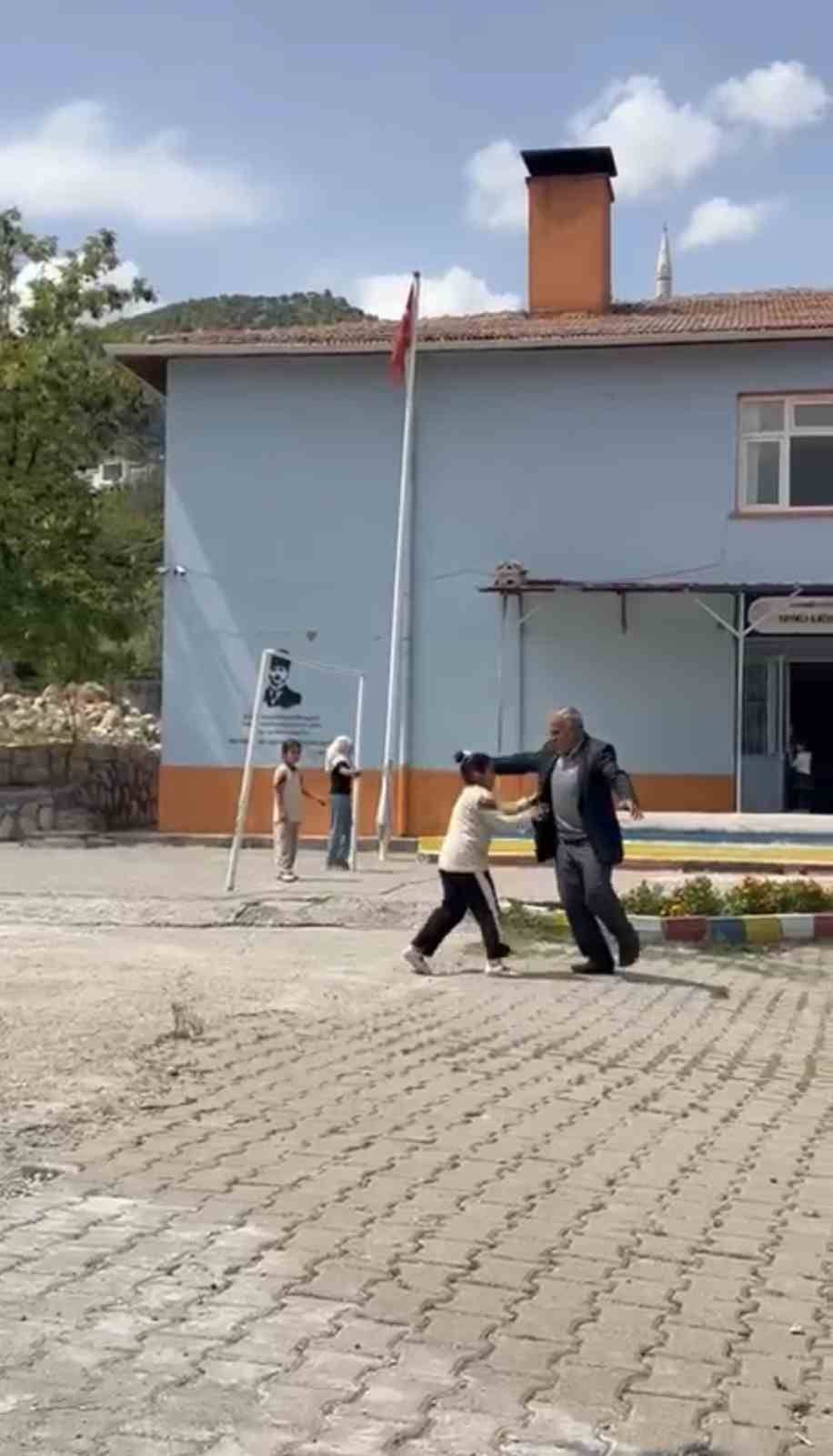 Diyarbakır’da Dede İle Torunun Gülümseten Sevgisi