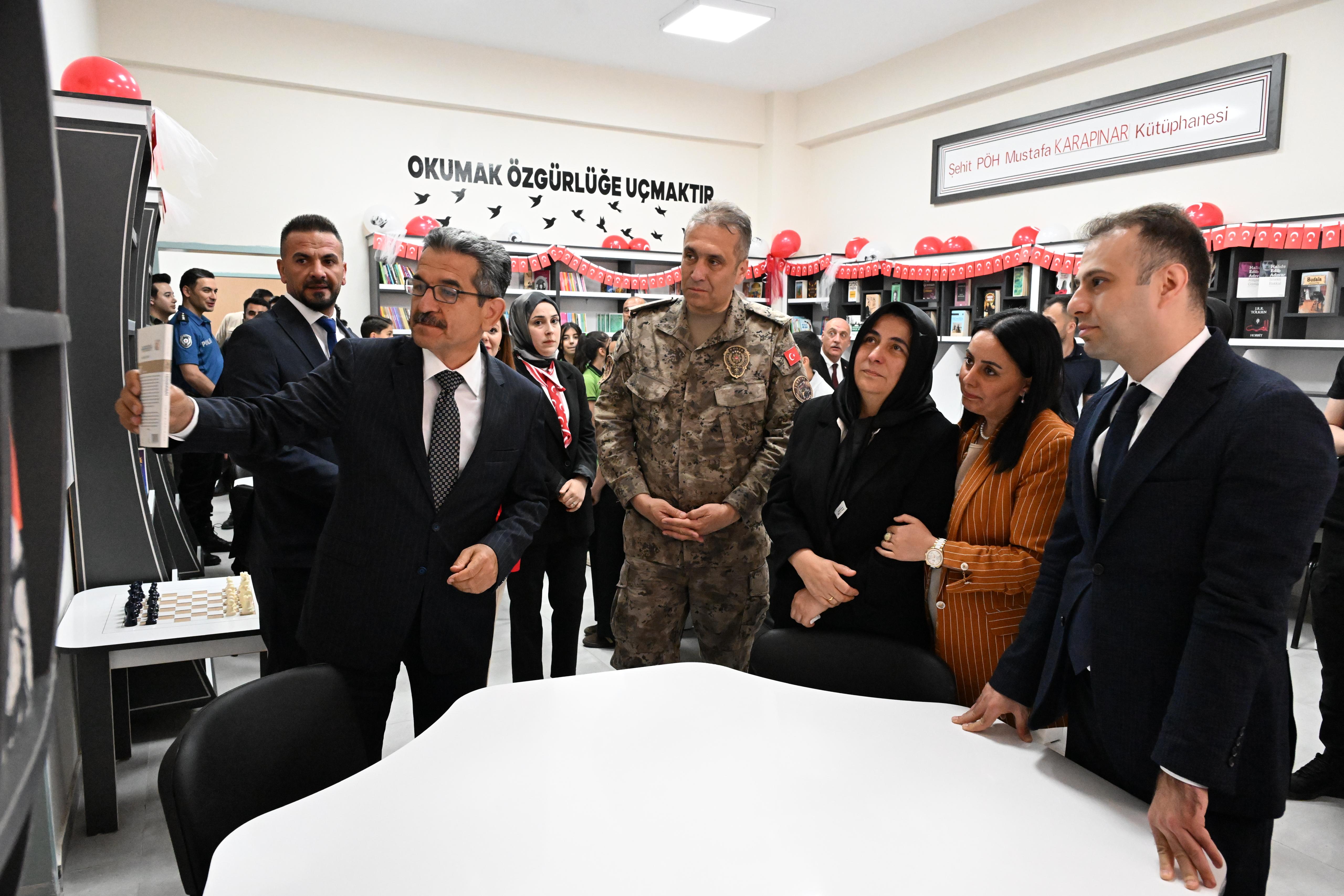 aa-20260608-41616837-41616835-sehit-ozel-harekat-polisi-mustafa-karapinarin-ismi-sirnakta-acilan-kutuphaneye-verildi.jpg