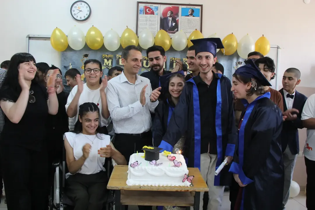 engeller-degil-hayaller-kazandi-cizre-mtalnin-ilk-ozel-egitim-mezunlari-diplomalarina-kavustu.jpg