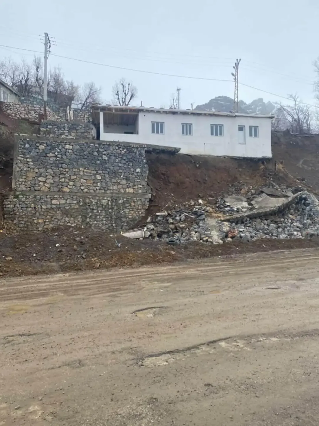 rnak-4-aydir-cozum-bekleyen-aile-evimiz-asili-halde-cocuklarimizla-akraba-evinde-yasiyoruz.jpg