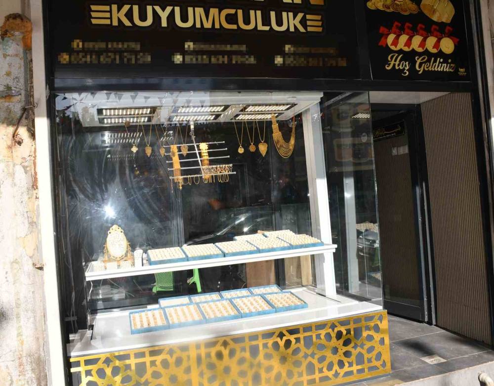 Sahibinden Kaçan Dana Kuyumcu Dükkânına Girdi