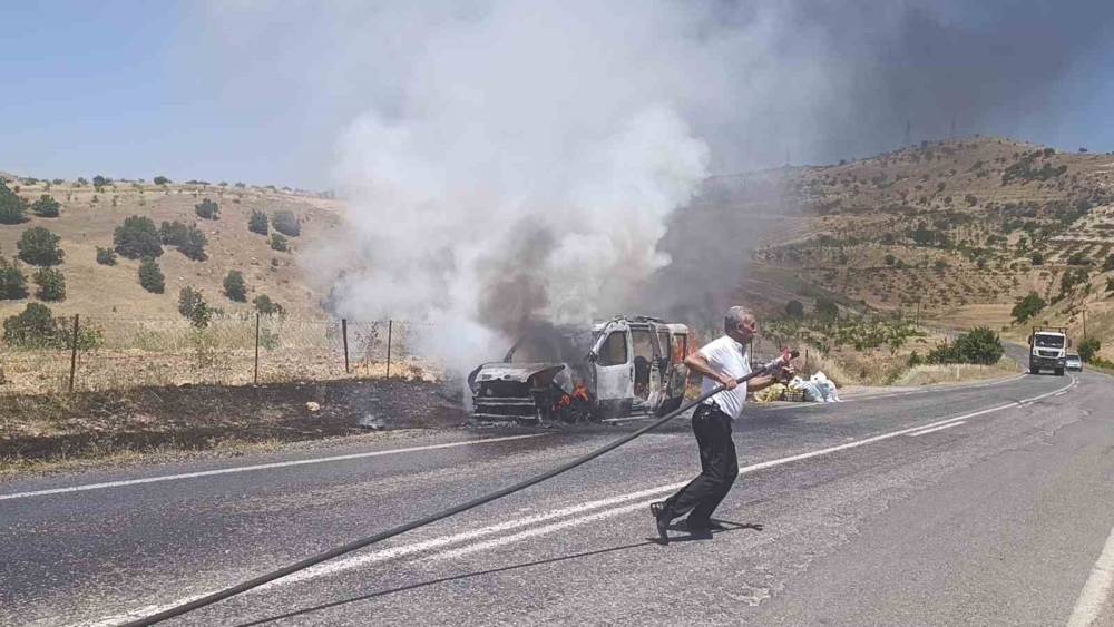 Siirt’te Seyir Halindeki Otomobil Alev Aldı