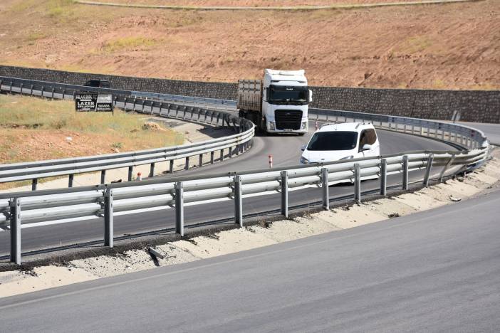 aa-20260630-41828741-41828735-akademisyenler-sirnakcizre-kara-yolundaki-virajlarda-kazalarin-onlenmesi-icin-rapor-hazirladi-1.jpg