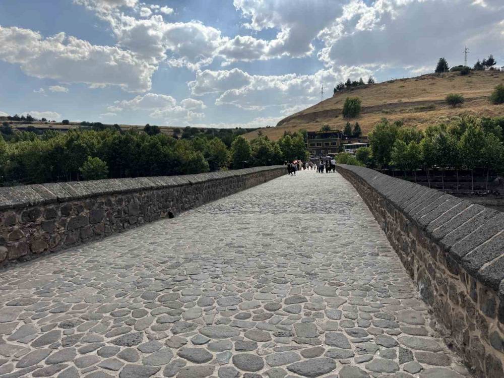 Diyarbakır’da Sıcaklığın 40 Dereceyi Bulmasıyla Tarihi Mekanlar Boş Kaldı