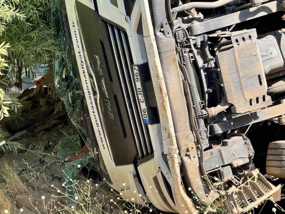 Şırnak’ta Tır Uçurumdan Yuvarlandı: Sürücü Hastaneye Kaldırıldı
