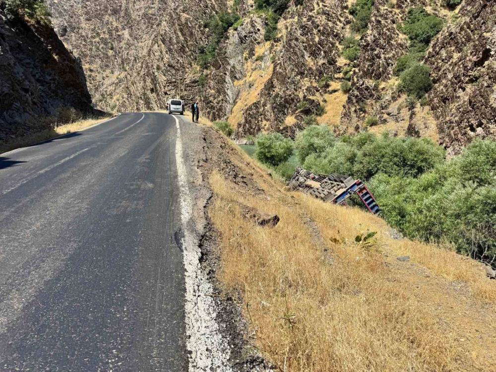 Şırnak’ta Tır Uçurumdan Yuvarlandı: Sürücü Hastaneye Kaldırıldı