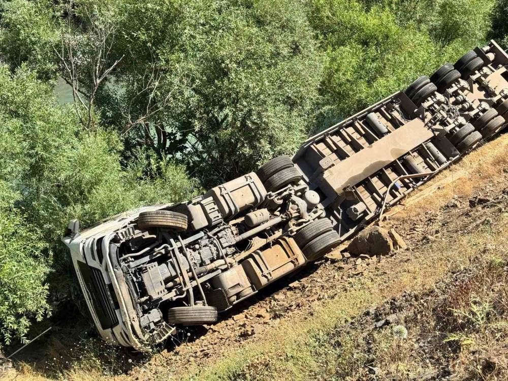 Şırnak’ta Tır Uçurumdan Yuvarlandı: Sürücü Hastaneye Kaldırıldı