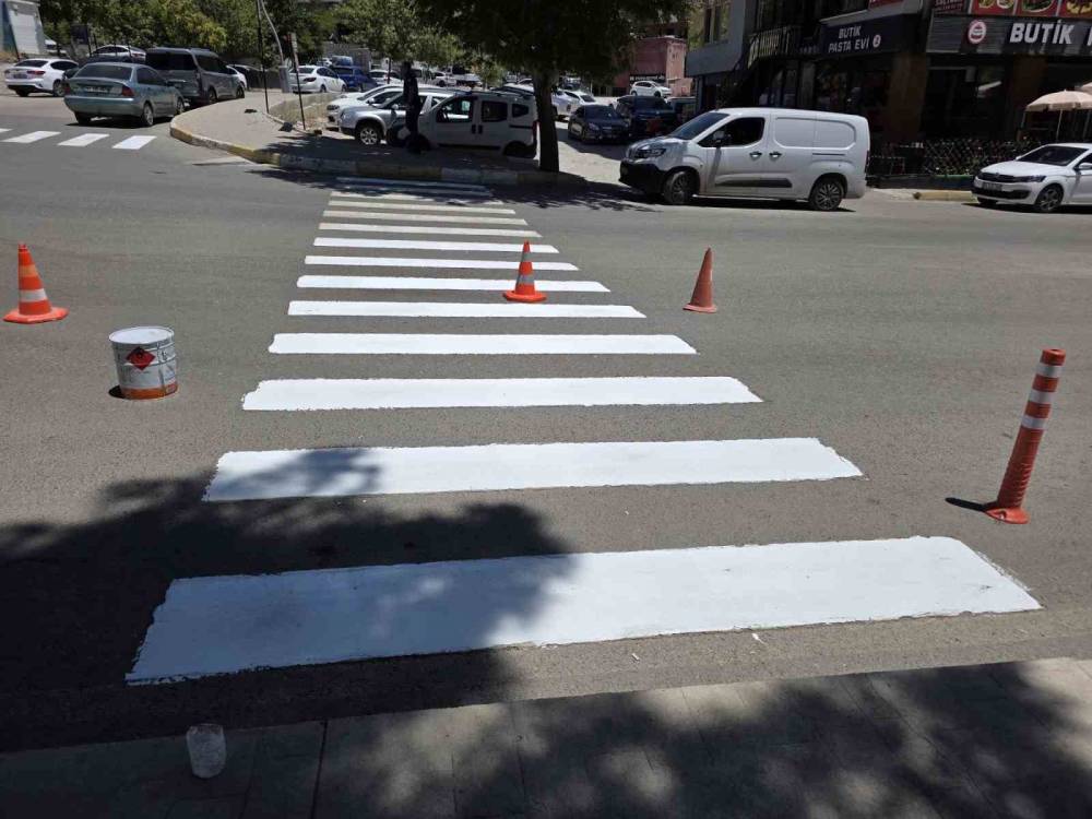 Şırnak’ta Yaya Geçitleri Ve Yol Çizgileri Yenileniyor