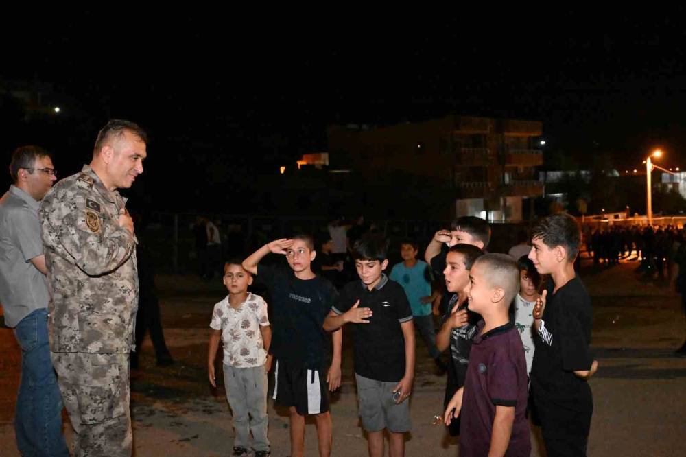 Cizre’de Çocuklar Müdür Sazak’ın Önünü Kesti