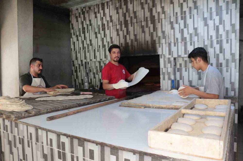 Şırnaklı Ustalar Türkiye'nin En Sıcak İlçesinde 80 Derece Sıcakta Çalışıyor