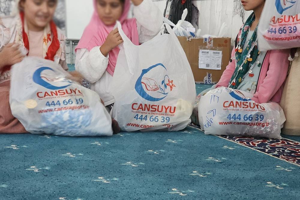 Cansuyu Derneği Cizre’deki Kur’an Kursu Öğrencilerinin Yüzlerini Güldürdü