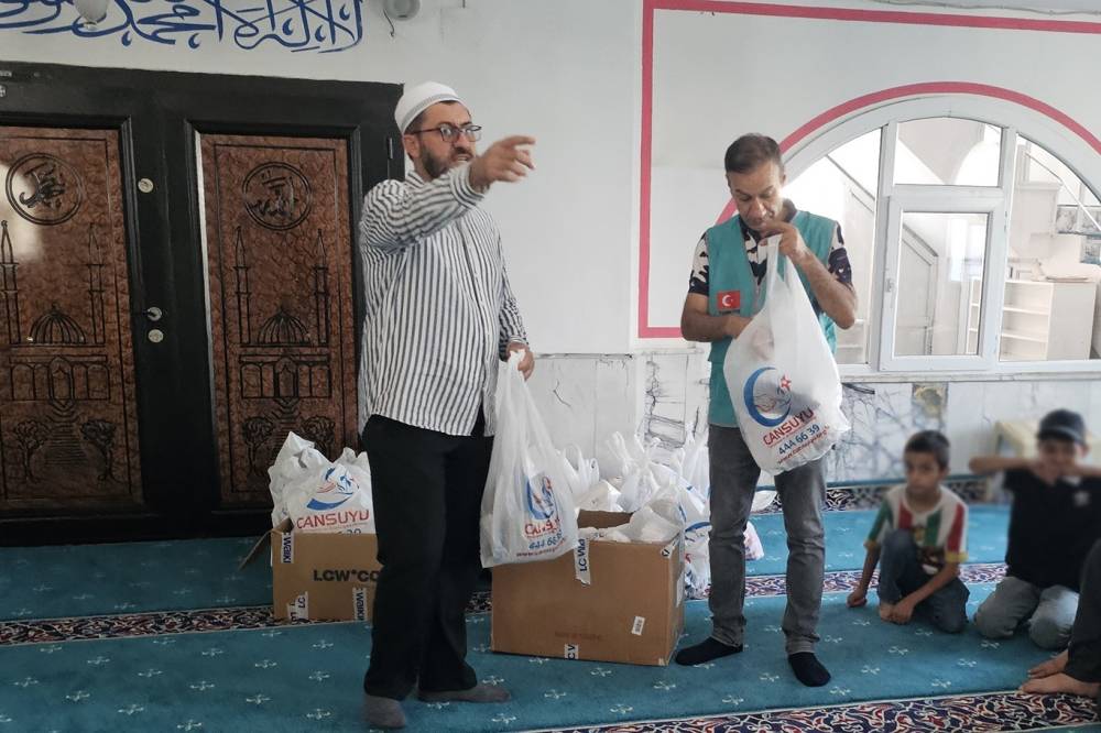 Cansuyu Derneği Cizre’deki Kur’an Kursu Öğrencilerinin Yüzlerini Güldürdü