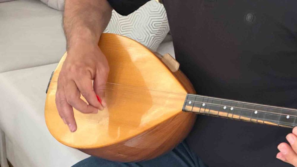 10 Yaşındayken Gözlerini Kaybetti, Hiç Görmediği Bağlamayla Geleceğine Işık Tuttu