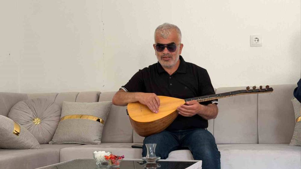 10 Yaşındayken Gözlerini Kaybetti, Hiç Görmediği Bağlamayla Geleceğine Işık Tuttu