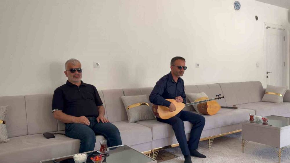 10 Yaşındayken Gözlerini Kaybetti, Hiç Görmediği Bağlamayla Geleceğine Işık Tuttu