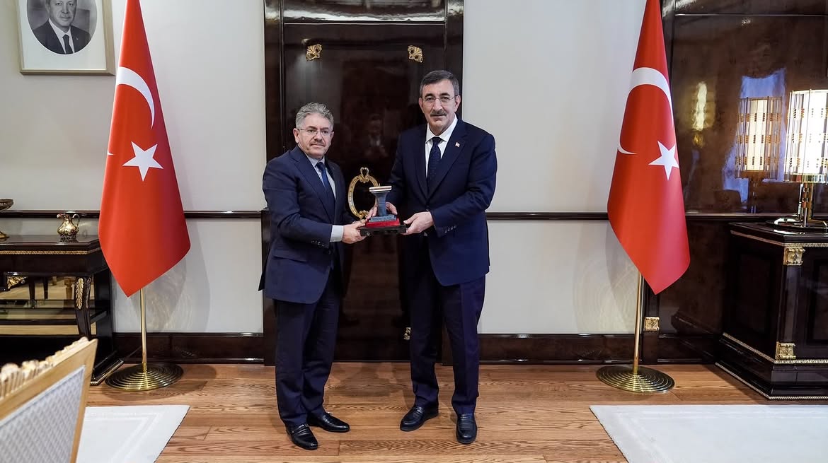 baskan-yildirim-cumhurbaskani-yardimcisi-cevdet-yilmaza-cizrenin-oncelikli-taleplerini-iletti-1.jpg