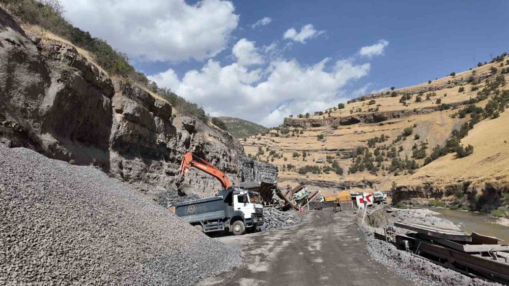 Şırnak’ın O İlçesindeki Yol Tek Şeritten Çift Şeride Çıkıyor!