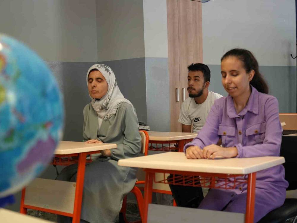 Görme Engelli 3 Kardeş Azimle Üniversiteyi Kazandı