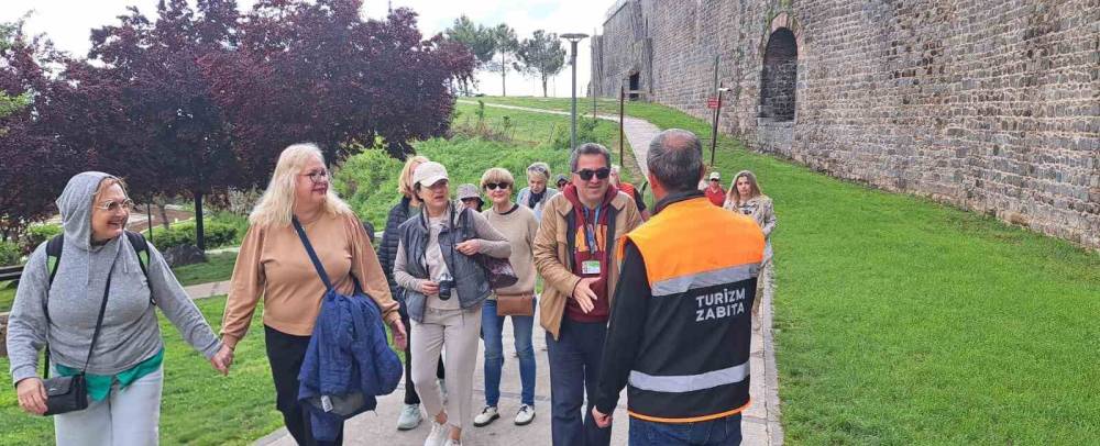 Kruvazör Gemilerde Aylarca Dünyayı Gezmeyi Bırakıp Bildiği Dillerde Diyarbakır’ı Anlatmaya Başladı