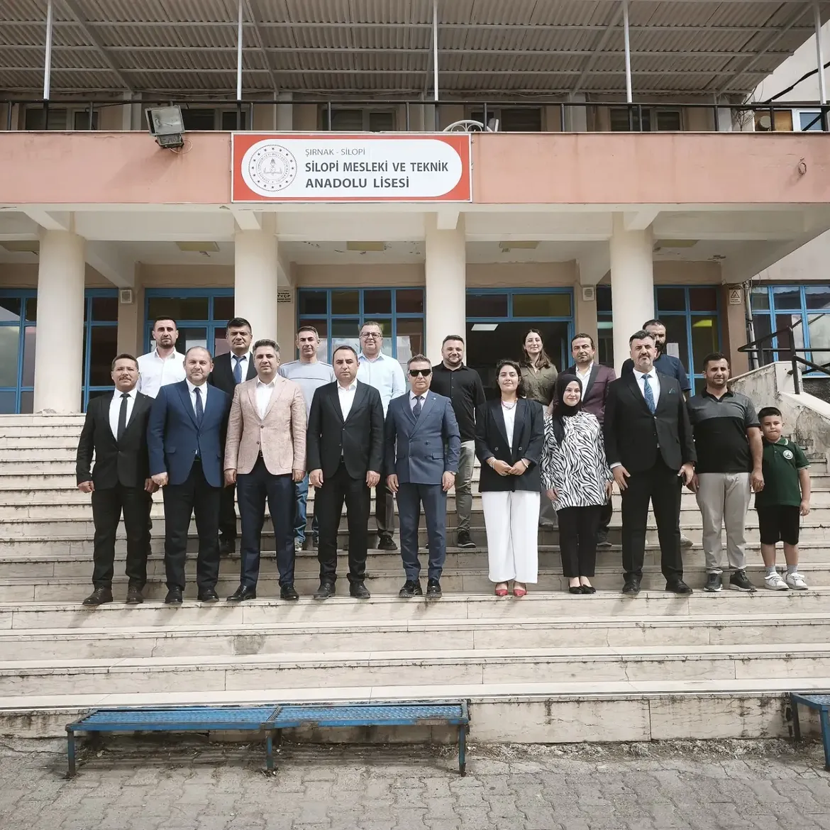 kaymakamimiz-sayin-caglar-partal-albaraka-turk-katilim-bankasi-yoneticileriyle-birlikte-silopi-001.jpg